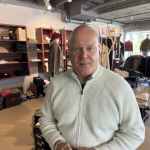 Flauschige Zippjacke aus Merino-Doppelperlfang im Fake-Fur-Look, relaxed fit